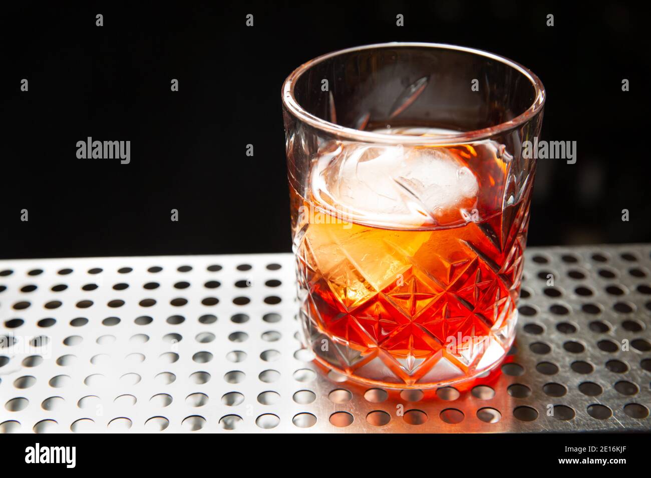 Fouetter avec une boule de glace dans un verre. Prêt à manger. Banque D'Images
