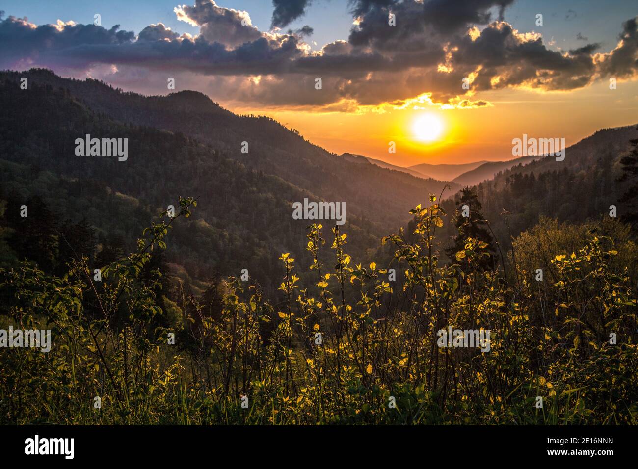 Superbe paysage de coucher de soleil sur les montagnes Smoky. Coucher de soleil depuis une Blue Ridge Parkway avec vue sur les Great Smoky Mountains à l'horizon. Banque D'Images