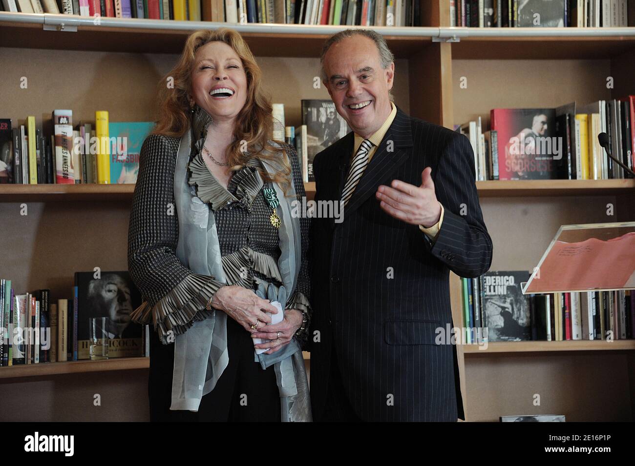 Faye Dunaway reçoit la Médaille de l'ordre des Arts et des lettres du ministre français de la Culture, Frédéric Mitterrand, au café des Palmes, lors du 64ème Festival de Cannes, le 15 mai 2011 à Cannes. Photo de Giancarlo Gorassini/ABACAPRESS.COM Banque D'Images