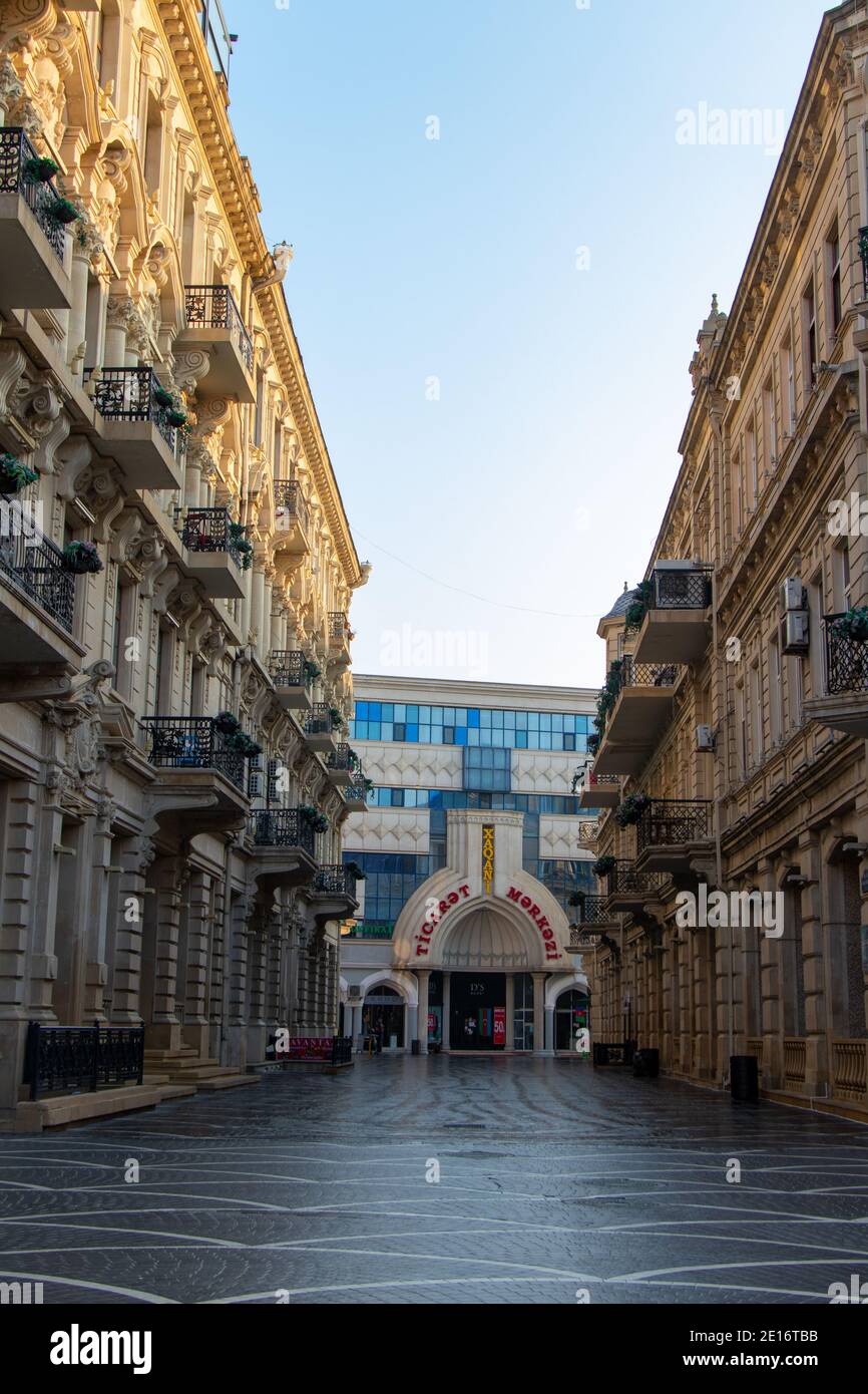 Bakou - Azerbaïdjan : 2 janvier 2021. Vider les rues après un confinement en cas de pandémie. Heure du matin dans la capitale. Banque D'Images