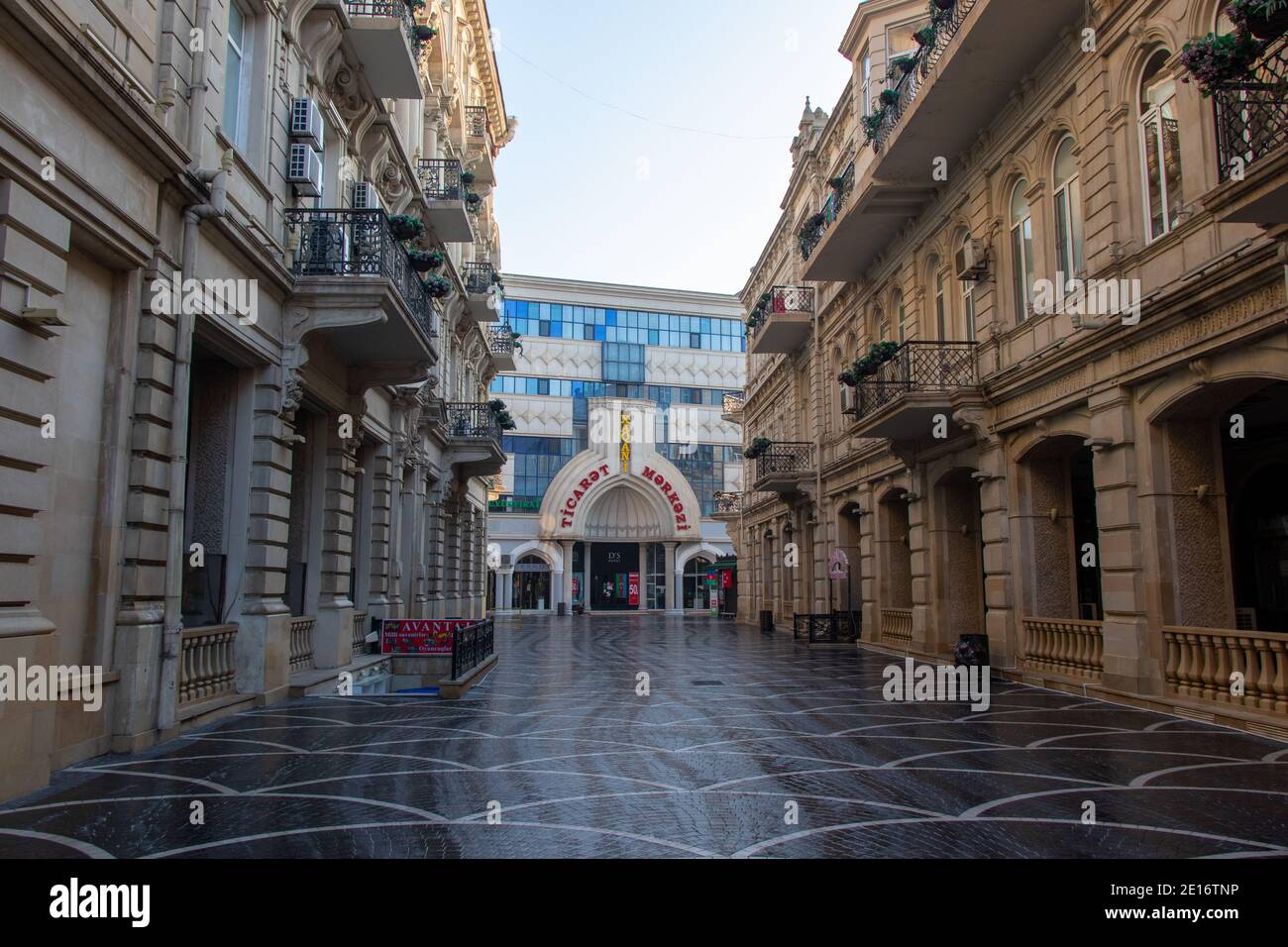 Bakou - Azerbaïdjan : 2 janvier 2021. Vider les rues après un confinement en cas de pandémie. Heure du matin dans la capitale. Banque D'Images