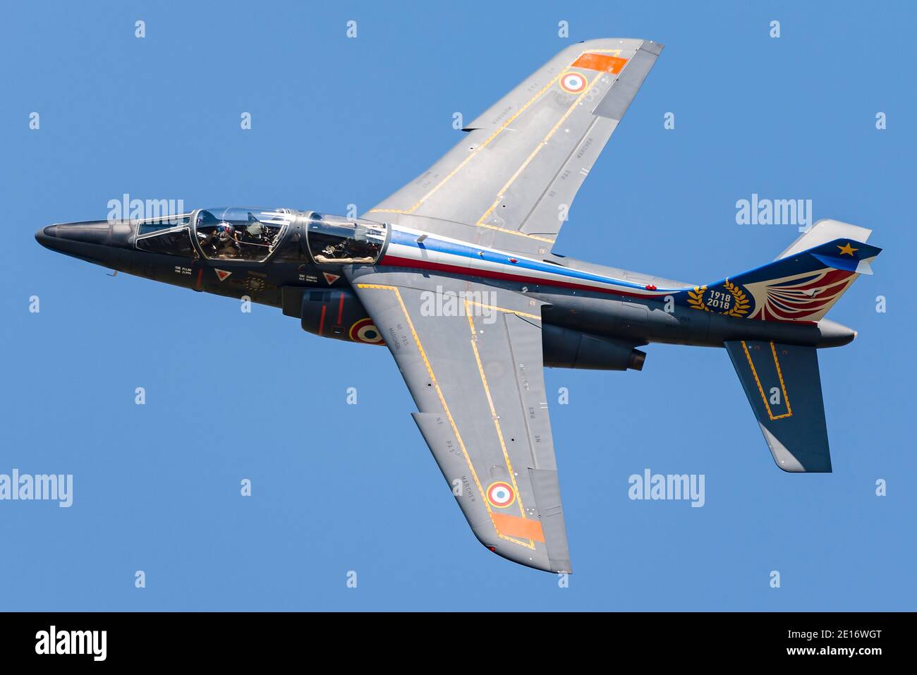 Un Dassault/Dornier Alpha Jet entraîneur de l'Armée de l'Air française pendant un spectacle aérien. Banque D'Images