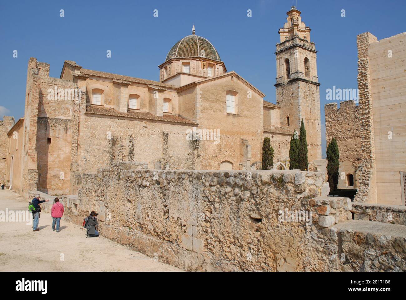 Touristes visitant le monastère et l'église de Simat de la Valldigna, Simat, Communidad Valenciana, Espagne Banque D'Images