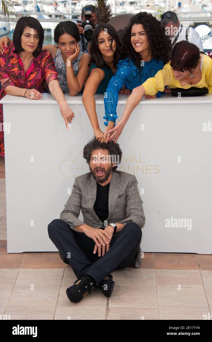 Le réalisateur Radu Mihaileanu (assis) pose avec (G-D) Hiam Abbas, Hafsia Herzi, Leila Bekhti, Sabrina Ouazani et Biyouna à un photocall pour le film "The Source" (titre original: 'La Source des femmes') présenté en compétition dans la section longs métrages dans le cadre du 64ème Festival international du film de Cannes, au Palais des Festivals de Cannes, dans le sud de la France, le 21 mai 2011. Photo de Hahn-Nebinger-Genin/ABACAPRESS.COM Banque D'Images