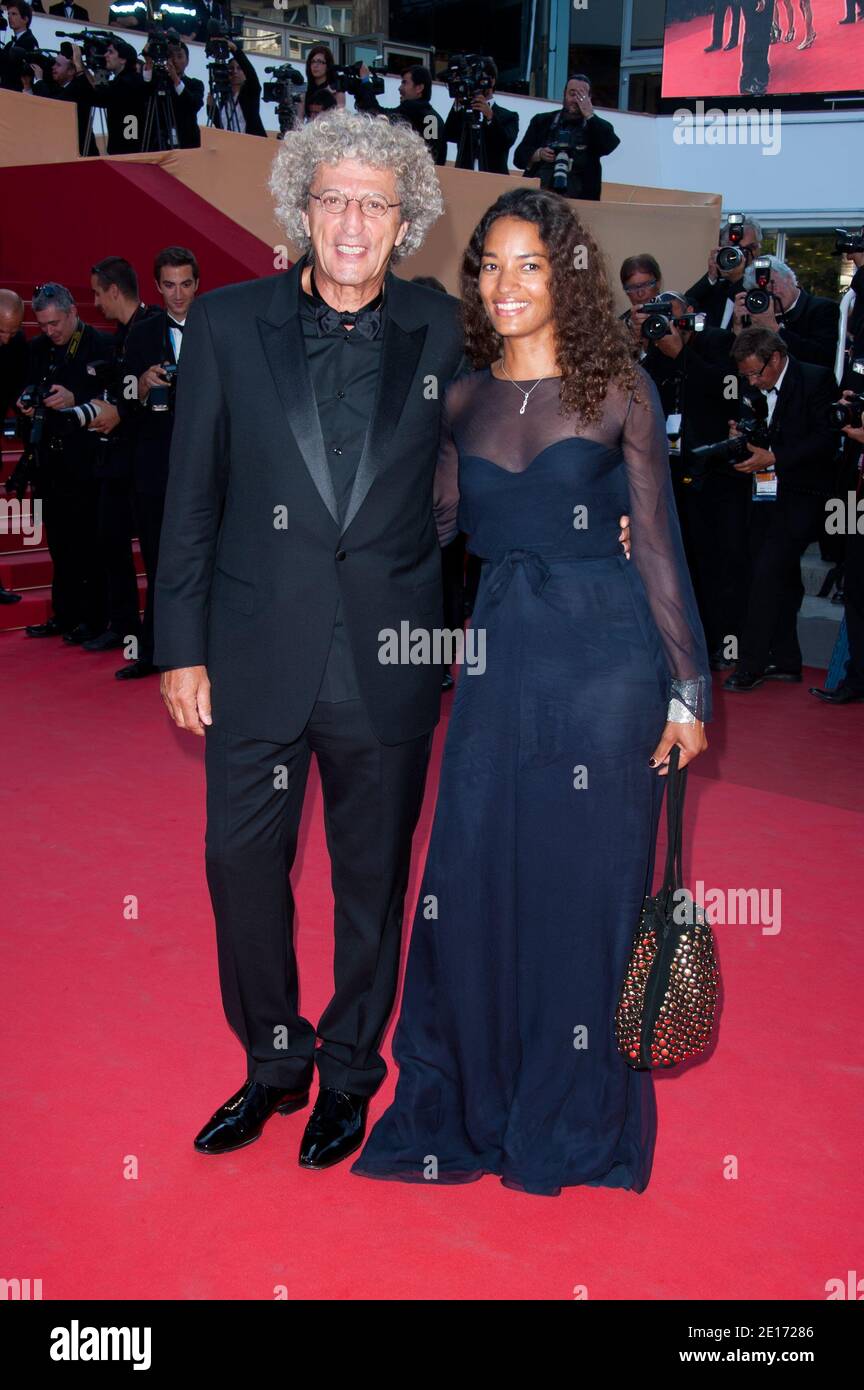 Elie Chouraqui et son ami arrivent pour la projection du film 'la Source' (titre original: 'La Source des femmes') présenté en compétition dans la section des longs métrages dans le cadre du 64ème Festival International du film de Cannes, au Palais des Festivals de Cannes, dans le sud de la France, le 21 mai 2011. Photo de Hahn-Nebinger-Genin/ABACAPRESS.COM Banque D'Images