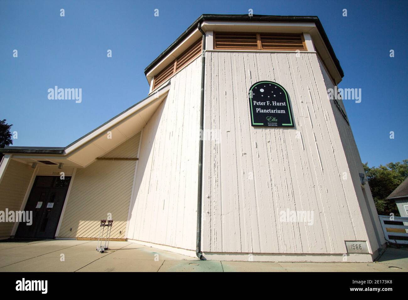 Jackson, Michigan, États-Unis - 9 octobre 2020 : extérieur du planétarium Hurst situé dans le parc Ella Sharp, au centre-ville de Jackson, Michigan. Banque D'Images