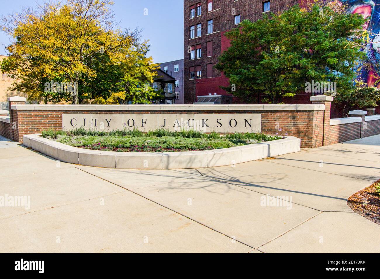 Jackson, Michigan, États-Unis - 9 octobre 2020 : quartier du centre-ville et panneau de bienvenue dans la ville du Midwest américain de Jackson, Michigan. Banque D'Images