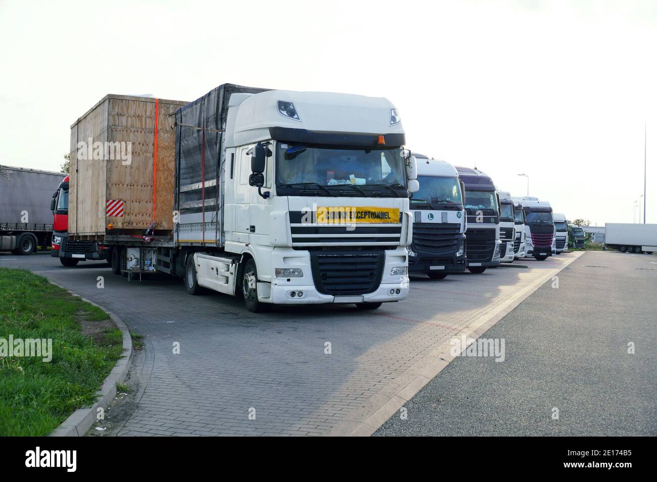 Un camion avec une semi-remorque spéciale pour le transport de charges surdimensionnées. Charge surdimensionnée ou convoi exceptionnel. Banque D'Images