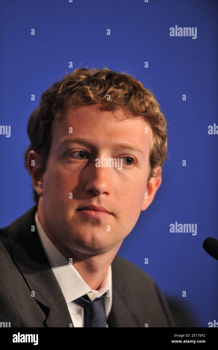 Le fondateur de Facebook, Mark Zuckerberg, est photographié lors d'une conférence de presse conjointe en marge du sommet du G8 à Deauville, dans l'ouest de la France, le 26 mai 2011. Photo de Thierry Orban/ABACAPRESS.COM Banque D'Images