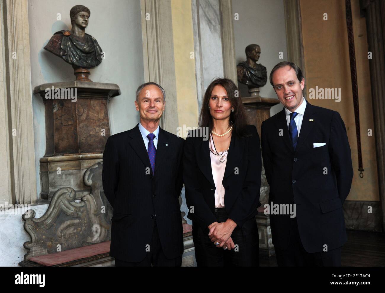 Alvaro et Antonella de Orleans Borbon et Jean d'Orléans lors de la conception au palais Ruspoli. S.A.R. le Prince Charles de BOURBON DES DEUX-SICILES, Duc de Castro a remis à Rachida DATI , ancien Garde des Sceaux et amputé européen, les insignes de Commandeur dans l'ordre de François 1er, lors d'une messe qui a eu lieu en la Real Chiesa dello Spiritan à Rome, Santo dei Napolitain Italie le 30 mai 2011i. L'ordre de Francois 1er a été établi en 1829 par François Ier, Roi des deux-Siciles, et vice-compensation du mérite civil dans l'exercice des fonctions publiques, dans les sciences, les arts, l? Banque D'Images