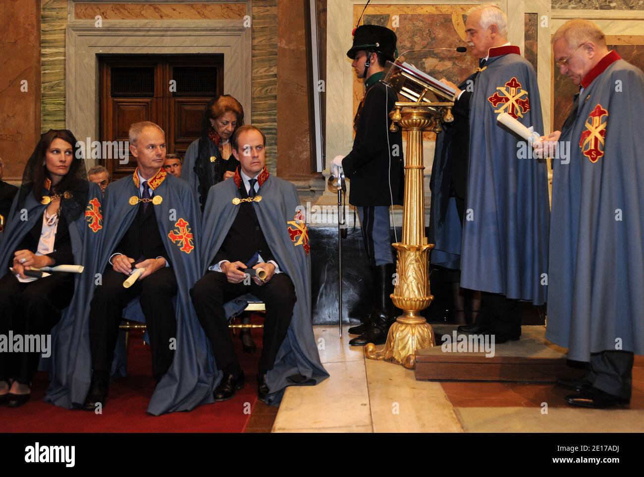 De G à D : Antonella de Orleans Borbon , Alvaro de Orleans Borbon et Jean d'Orléans ont revu les insignes de Commandeur dans l'ordre de François 1er. S.A.R. le Prince Charles de BOURBON DES DEUX-SICILES, Duc de Castro a remis à Rachida DATI , ancien Garde des Sceaux et amputé européen, les insignes de Commandeur dans l'ordre de François 1er, lors d'une messe qui a eu lieu en la Real Chiesa dello Spiritan à Rome, Santo dei Napolitain Italie le 30 mai 2011i. L'ordre de François 1er a été établi en 1829 par François Ier, Roi des deux-Siciles, et vice-compensation du mérite civil dans l'exercice des Banque D'Images