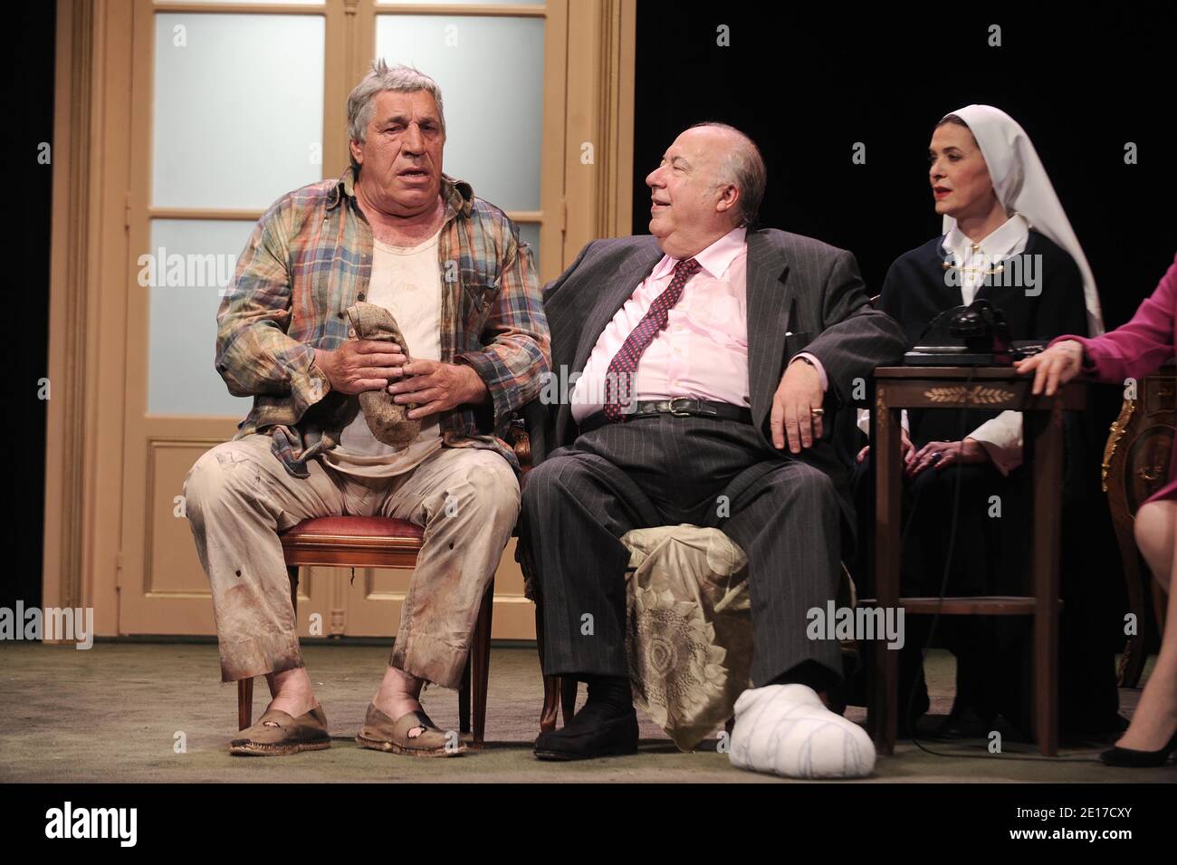 Jean-Pierre Castaldi, Catherine Griffoni et Jean-Laurent Cochet jouant dans 'Tu m'as sauve la vie' au Théâtre la Pepinière à Paris, France, le 3 juin 2011. Photo de Giancarlo Gorassini/ABACAPRESS.COM Banque D'Images