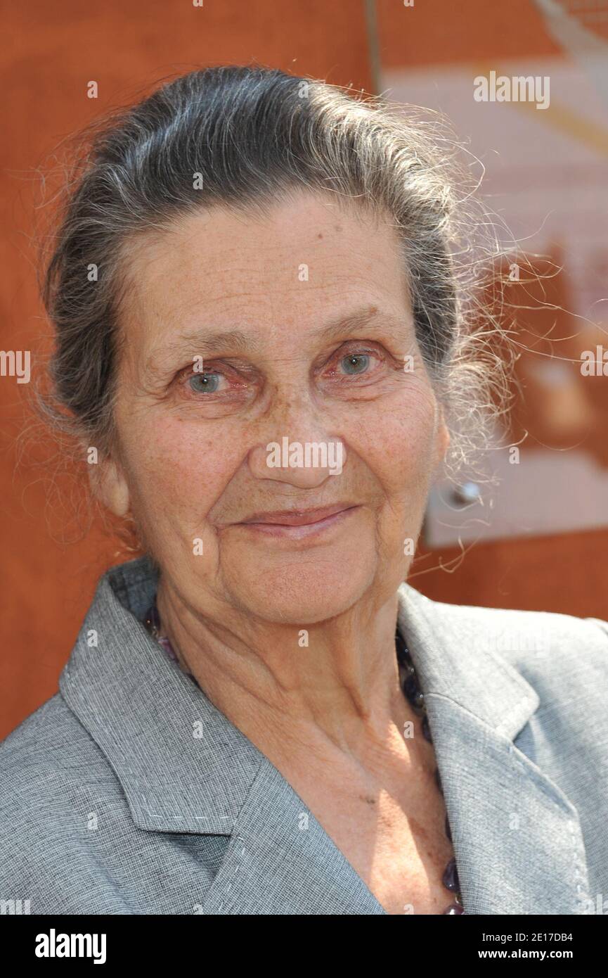 Simone Veil participe à l'Open de tennis français 2011 à l'arène Roland Garros à Paris, France, le 4 juin 2011. Photo de Thierry Orban/ABACAPRESS.COM Banque D'Images