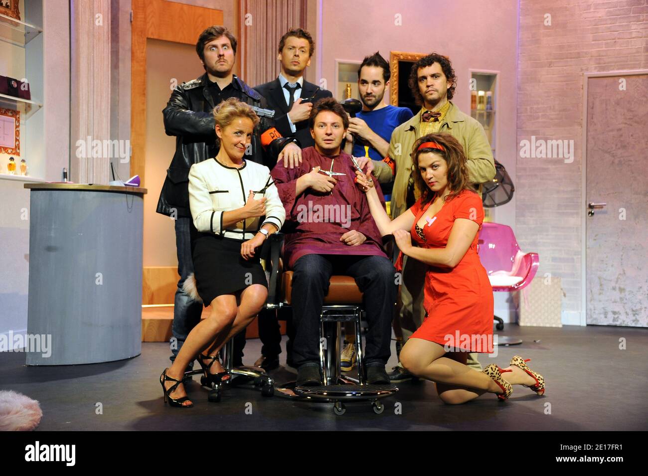 Derniers Coups De Ciseaux Acteurs Olivier Soliveres, Romain Canard et Bruno Sanches exécutant la nouvelle  pièce de Sébastien Azzopardi 'dernier coup de ciseaux' au Théâtre des  Mathurins à Paris, France, le 6 juin 2011. Photo de Nicolas