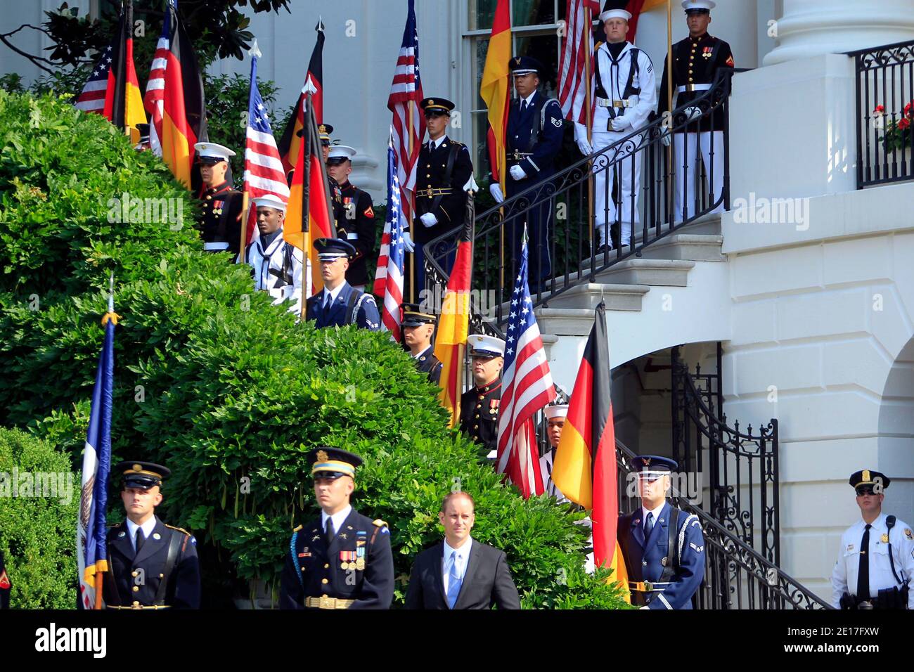 Un garde d'honneur attend l'arrivée de la chancelière allemande Angela Merkel à la Maison Blanche à Washington, D.C., le 07 juin 2011. Photo par Andrew Harrer/Bloomberg/ABACAPRESS.COM Banque D'Images