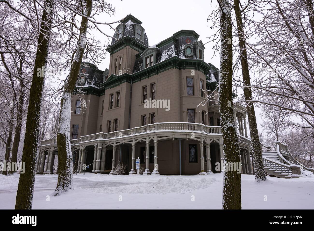 LaSalle, Illinois - États-Unis - 3 janvier 2021 : le manoir Hegeler-Carus dans la neige, le matin d'hiver froid et amer. Banque D'Images
