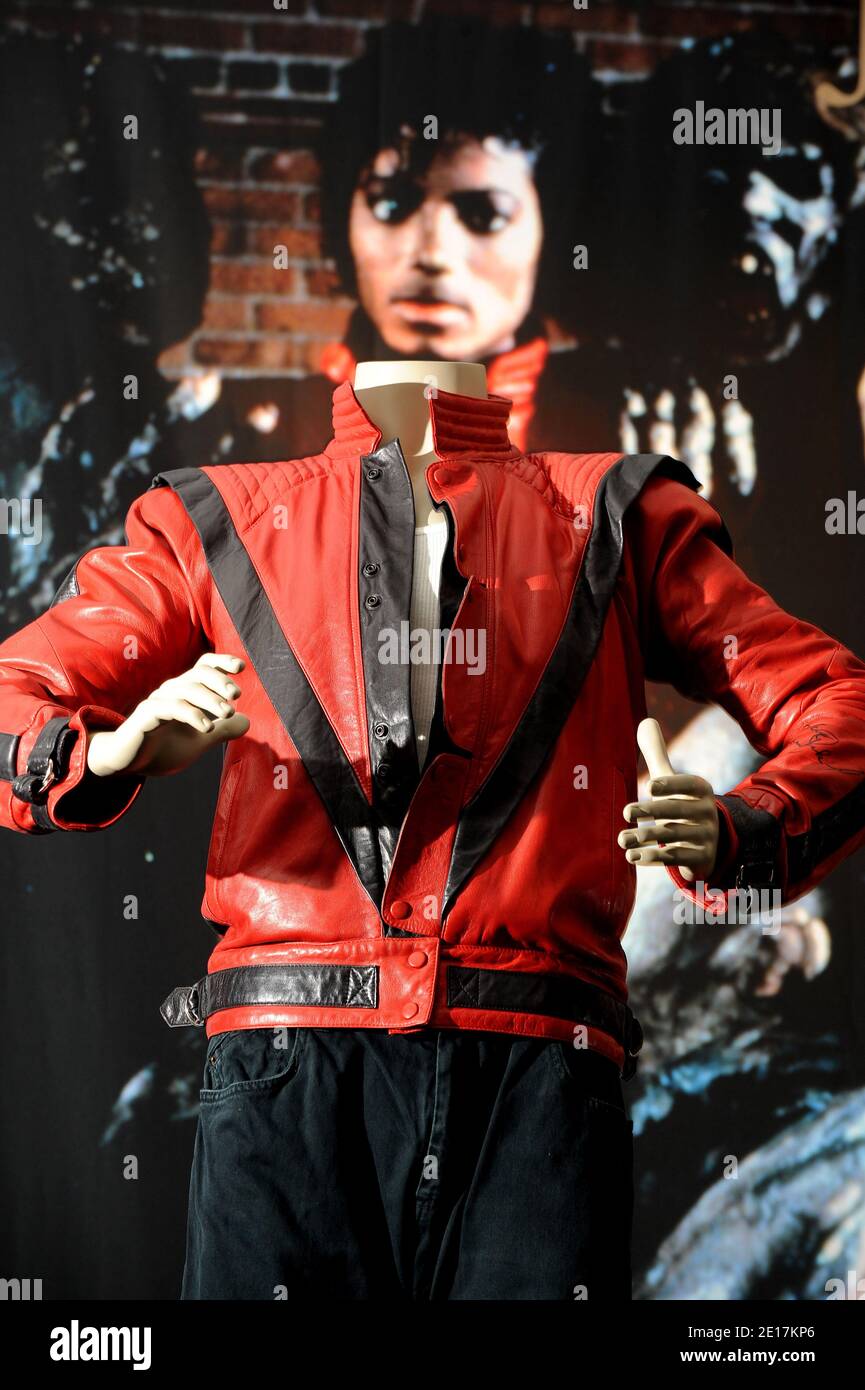La veste vidéo « Thriller » de Michael Jackson sera offerte au public le  samedi 25 juin 2011 et le dimanche 26 juin 2011 à la galerie Julien's  Auctions à Beverly Hills,