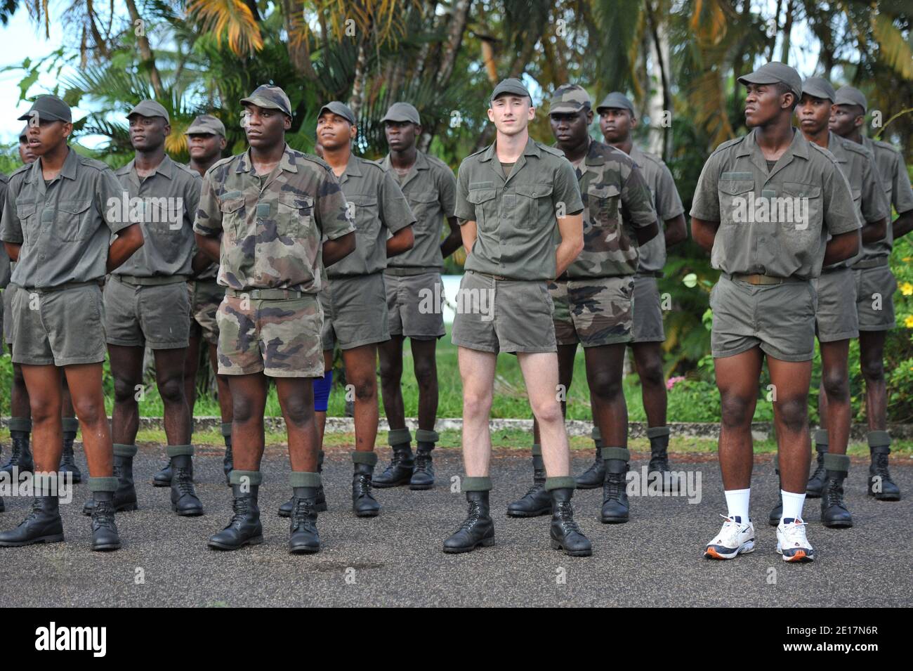 Des membres du Régiment ont adapté le service militaire (Régiment du  Service militaire adapte) photographiés dans la base de  Saint-Jean-du-Maroni, Guyane française, le 2011 juin. Le régiment a été  créé le 15