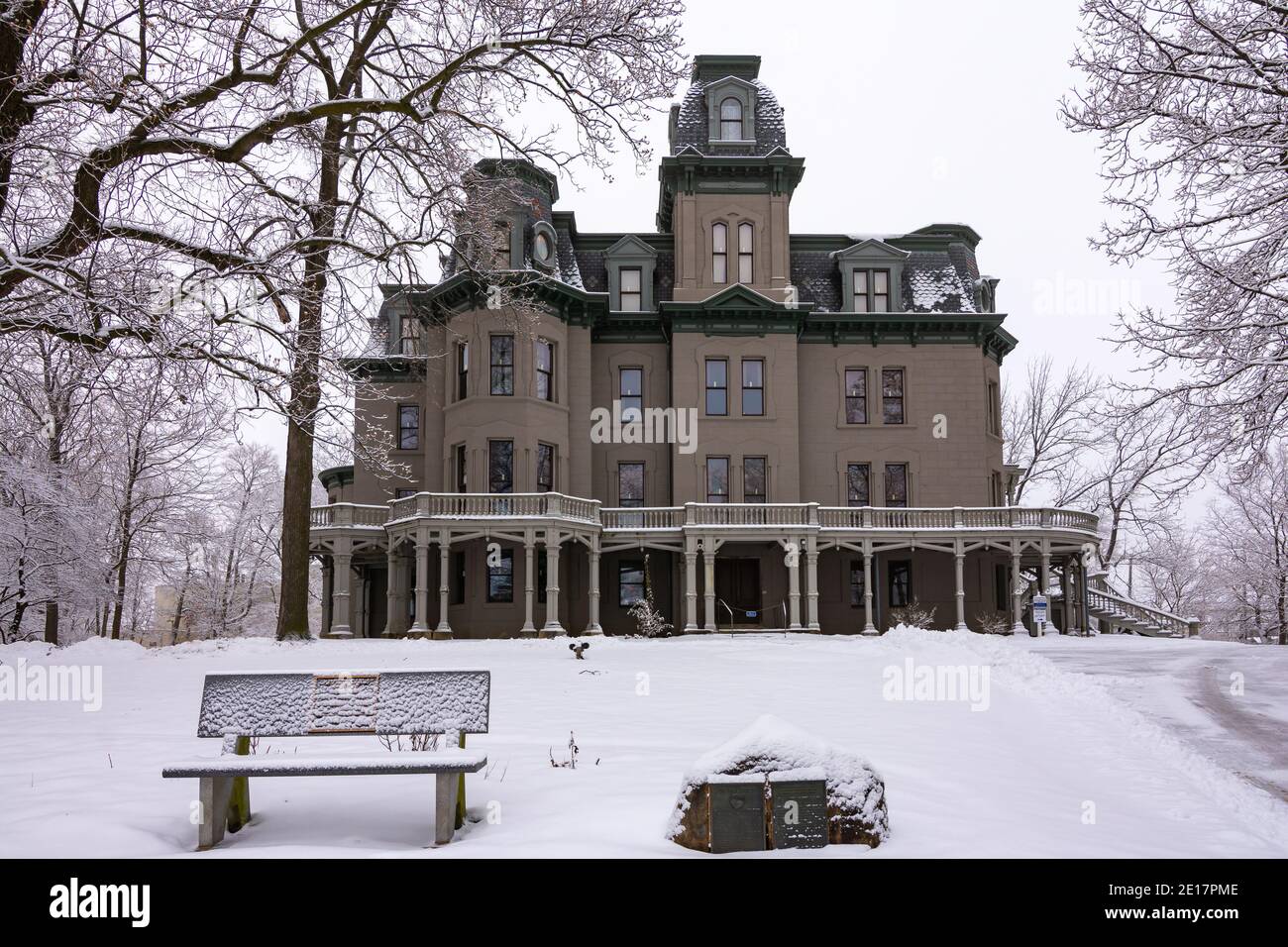 LaSalle, Illinois - États-Unis - 3 janvier 2021 : le manoir Hegeler-Carus dans la neige, le matin d'hiver froid et amer. Banque D'Images