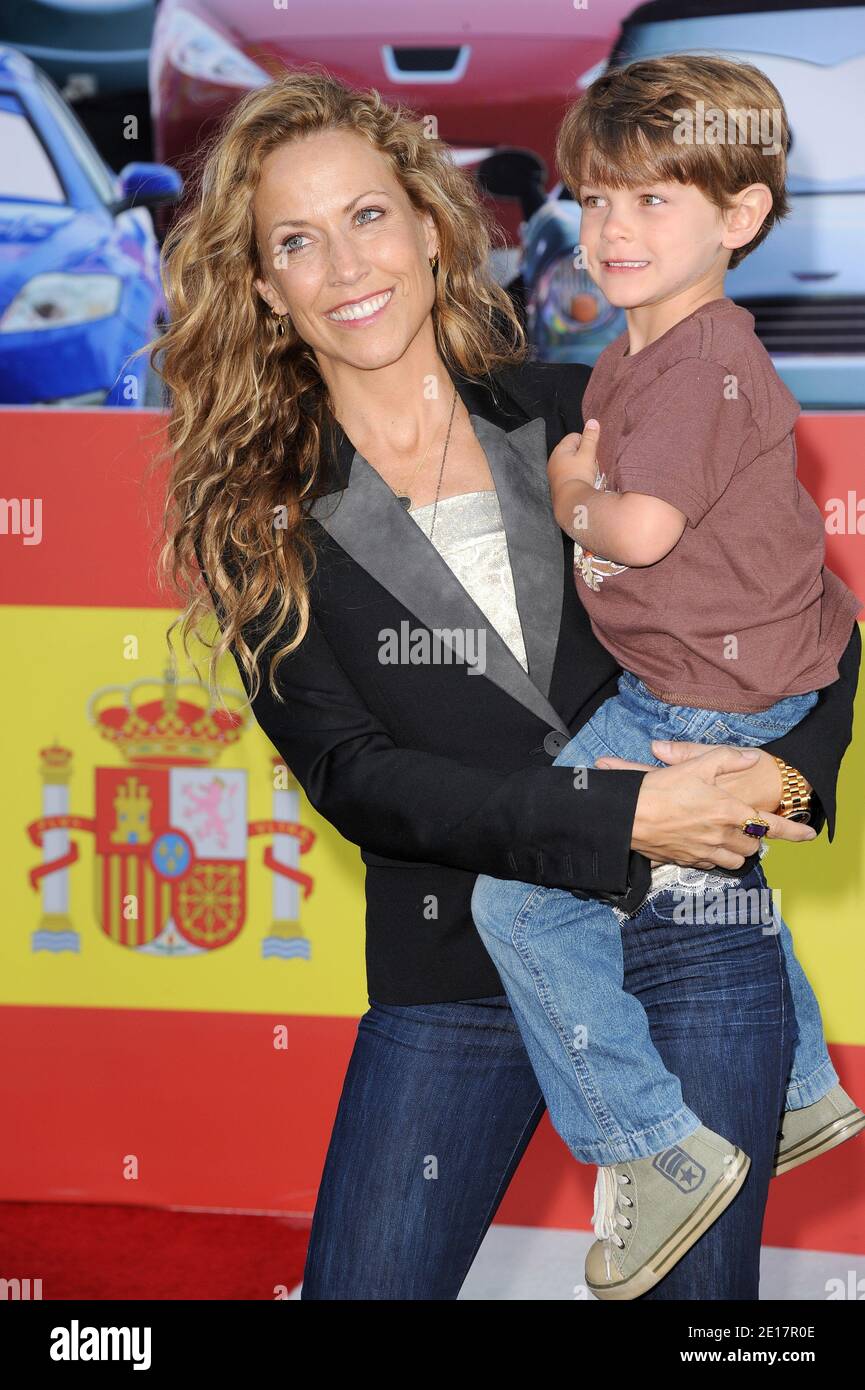 Sheryl Crow et son fils Wyatt Steven Crow assistent à la première de Pixars Studios 'Cars 2' à Los Angeles, CA, Etats-Unis, le 18 juin 2011. Photo de Lionel Hahn/ABACAPRESS.COM Banque D'Images