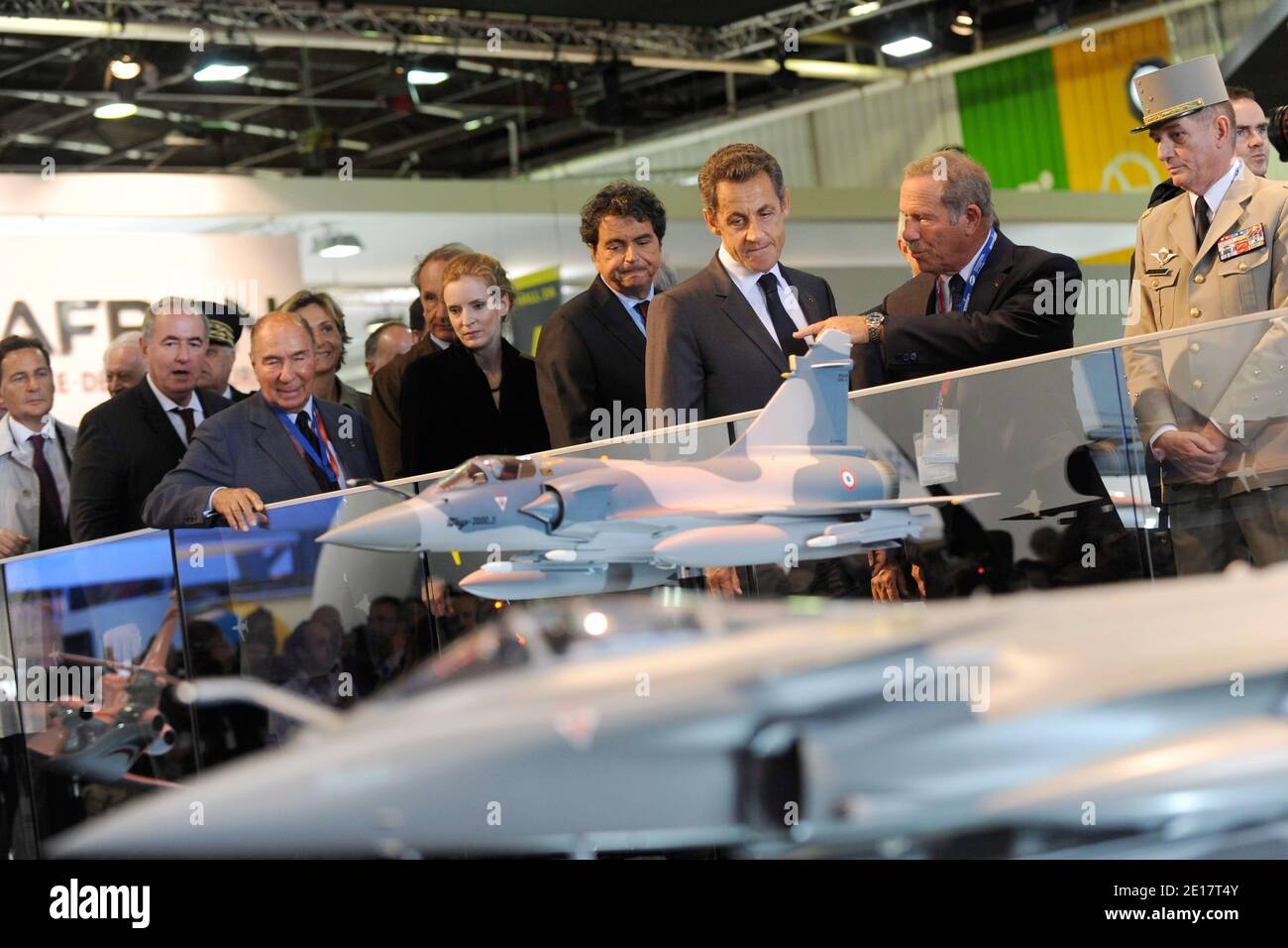 Le président français Nicolas Sarkozy marche à côté d'un modèle de chasseur à réaction avec Charles Edelstenne Dassault Président-Directeur général Serge Dassault (2e L), le ministre de la Défense Gerard Longuet (3e L) et la ministre de l'Environnement et des Transports Nathalie Kosciusko-Morizet (4e L) Alors qu'il inaugure le 49e salon International de l'Air de Paris au Bourget, près de Paris, France, le 20 juin 2011. Photo de Laurent Chamussy/Pool/ABACAPRESS.COM Banque D'Images