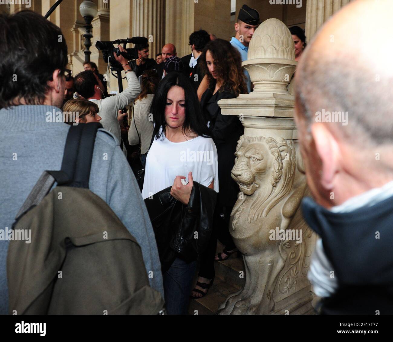 Stephanie Colonna, épouse d'Yvan Colonna quittant le palais de justice de  Paris, le 20 juin 2011, après le procès d'appel d'Yvan Colonna pour  l'assassinat en 1998 de Claude Erignac, le plus haut