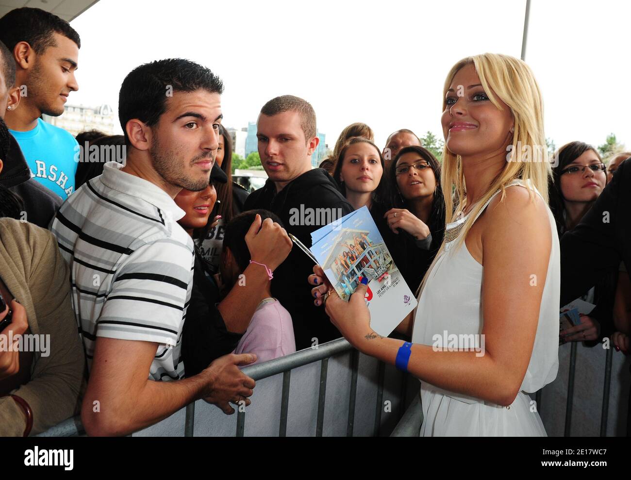 Les Anges De La Téléréalité 1 Caroline, candidate du programme NRJ 12, 'les Anges de la Tele realité',  saison 1 et 2 lors du concert gratuit au Palais Maillot a Paris, France le  21 juin 2011 dans le