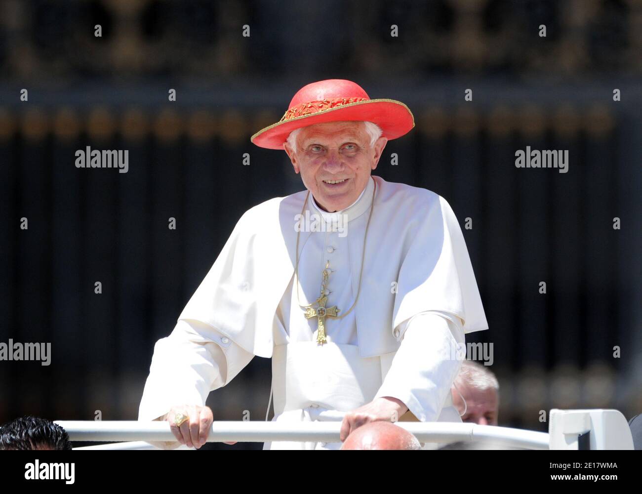 Journée ensoleillée à Rome : le Pape Benoît XVI porte son chapeau rouge  Saturne, nommé d'après la planète annelée Saturne, à la fin de l'audience  générale hebdomadaire sur la place Saint-Pierre au