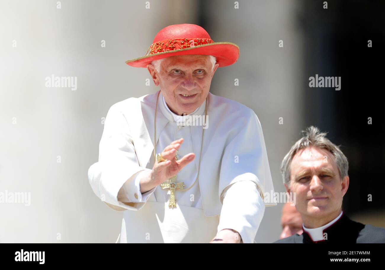 Journée ensoleillée à Rome : le Pape Benoît XVI porte son chapeau rouge  Saturne, nommé d'après la planète annelée Saturne, à la fin de l'audience  générale hebdomadaire sur la place Saint-Pierre au