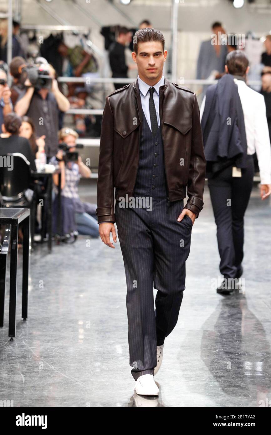 Un modèle porte une création dans le cadre de la collection Jean-Paul  Gaultier mode Homme Printemps été 2012 présentée lors de la semaine de la  mode Homme de Paris, à Paris, France,