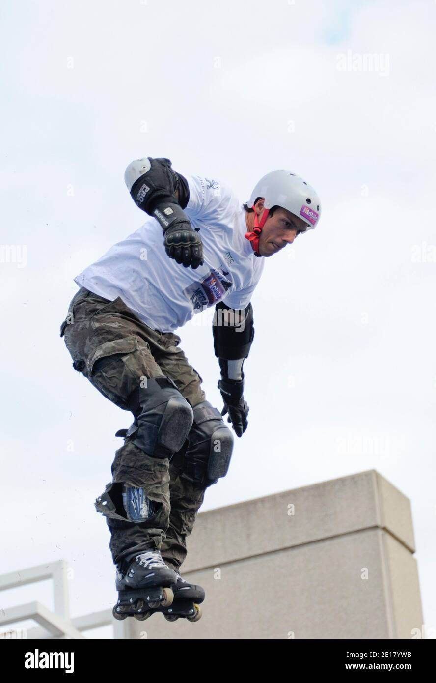 Taig Khris lors d'une session de formation au Parc des Expositions, centre de  la porte de Versailles à Paris, France, le 24 juin 2011. Après son  spectaculaire saut de la Tour Eiffel,