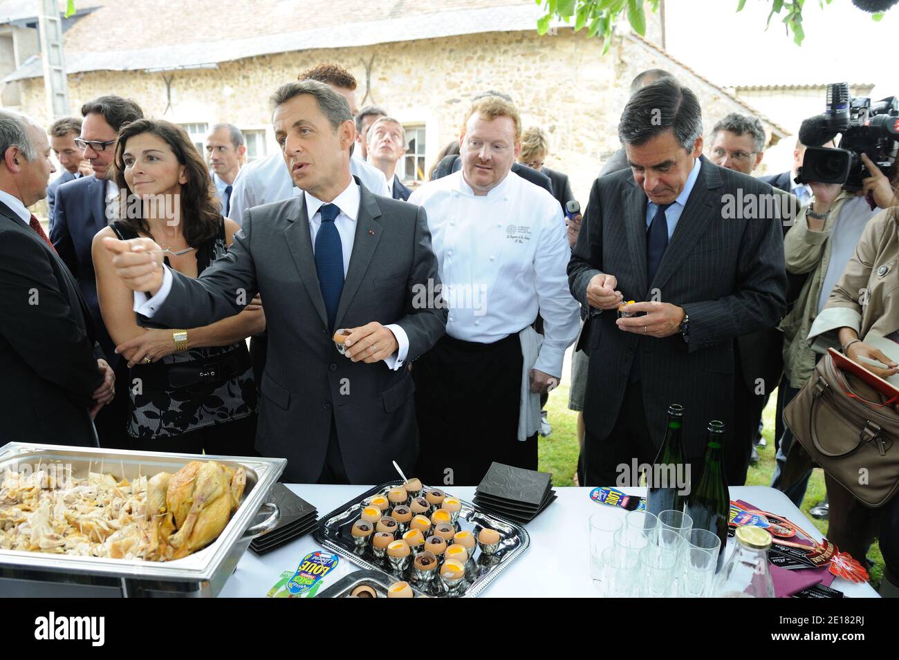 Le président français Nicolas Sarkozy et le Premier ministre français François Fillon visitent une ferme à sable-sur-Sarthe, dans le nord-ouest de la France, le 28 juin 2011, avant une réunion sur la sécurité alimentaire. Photo de Jacques Witt/Pool/ABACAPRESS.COM Banque D'Images