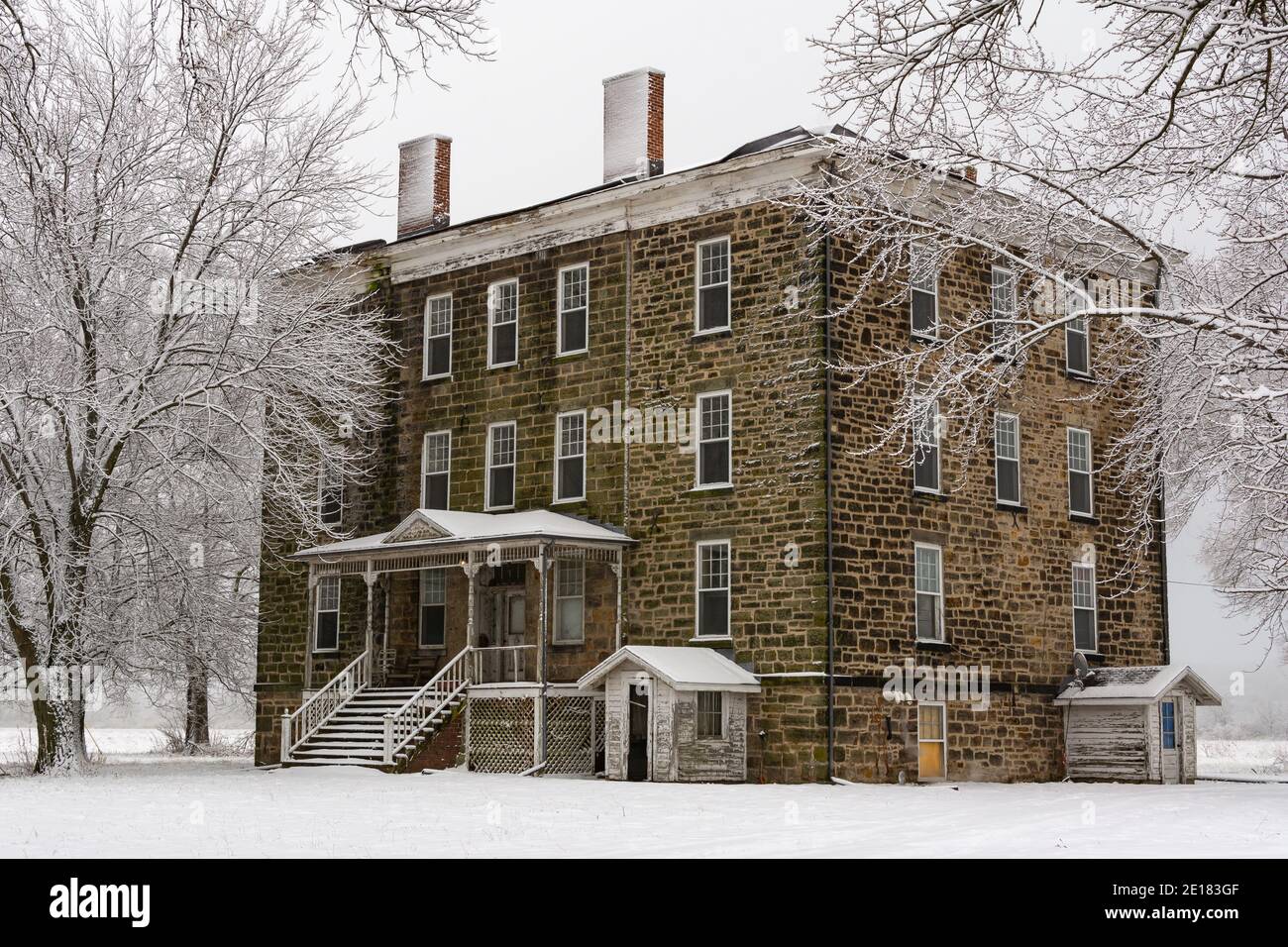L'ancien hôtel rural de Sulphur-Springs, également connu sous le nom de Spring Valley House, sur une neige brumeuse couverte l'hiver matin. Banque D'Images