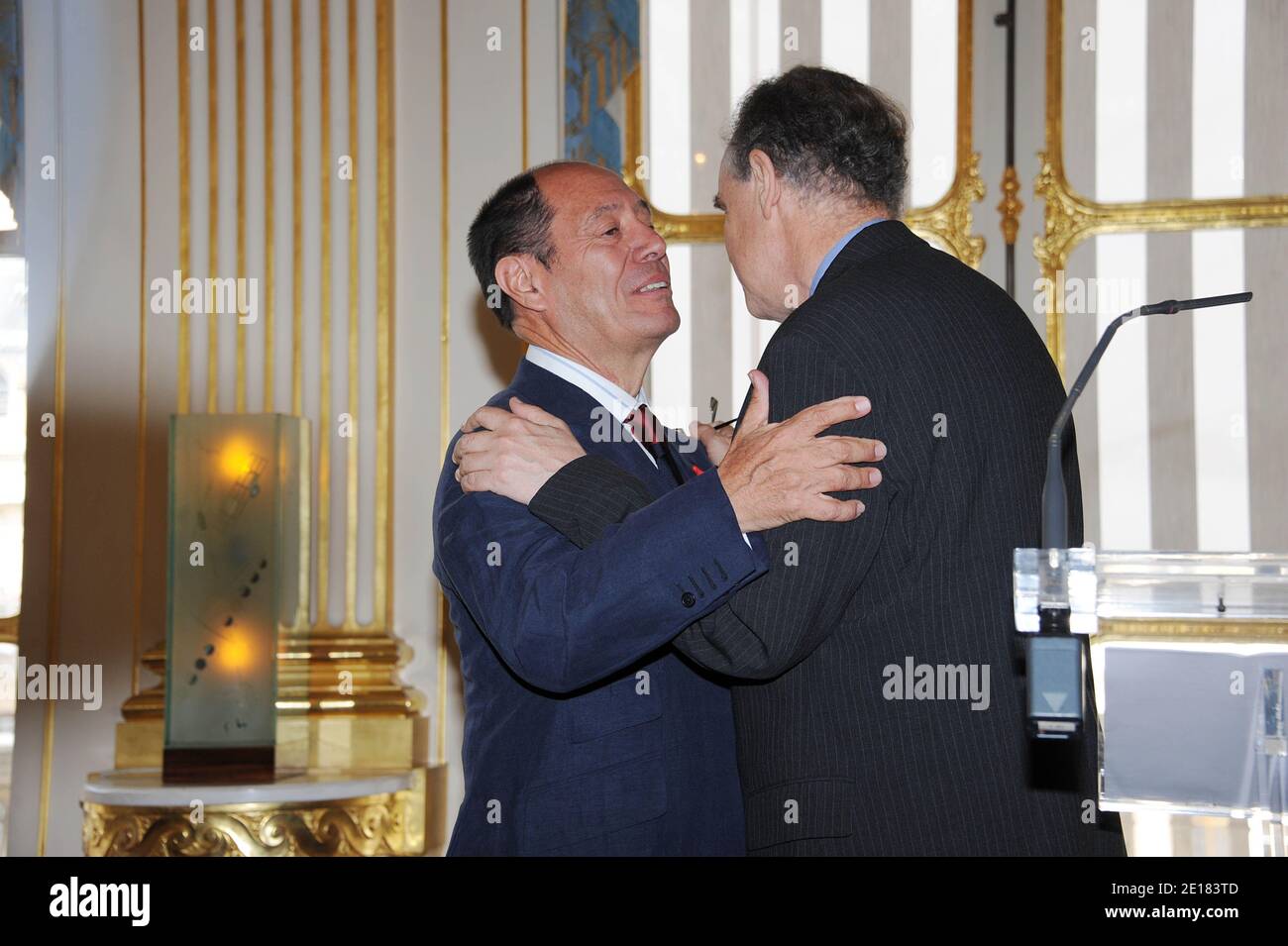 Claude Ruiz-Picasso reçoit la médaille du Chevalier dans l'ordre de la Légion d'honneur par le ministre français de la Culture, Frédéric Mitterrand, lors d'une cérémonie qui s'est tenue au siège du ministère à Paris, en France, le 29 juin 2011. Photo de Giancarlo Gorassini/ABACAPRESS.COM Banque D'Images