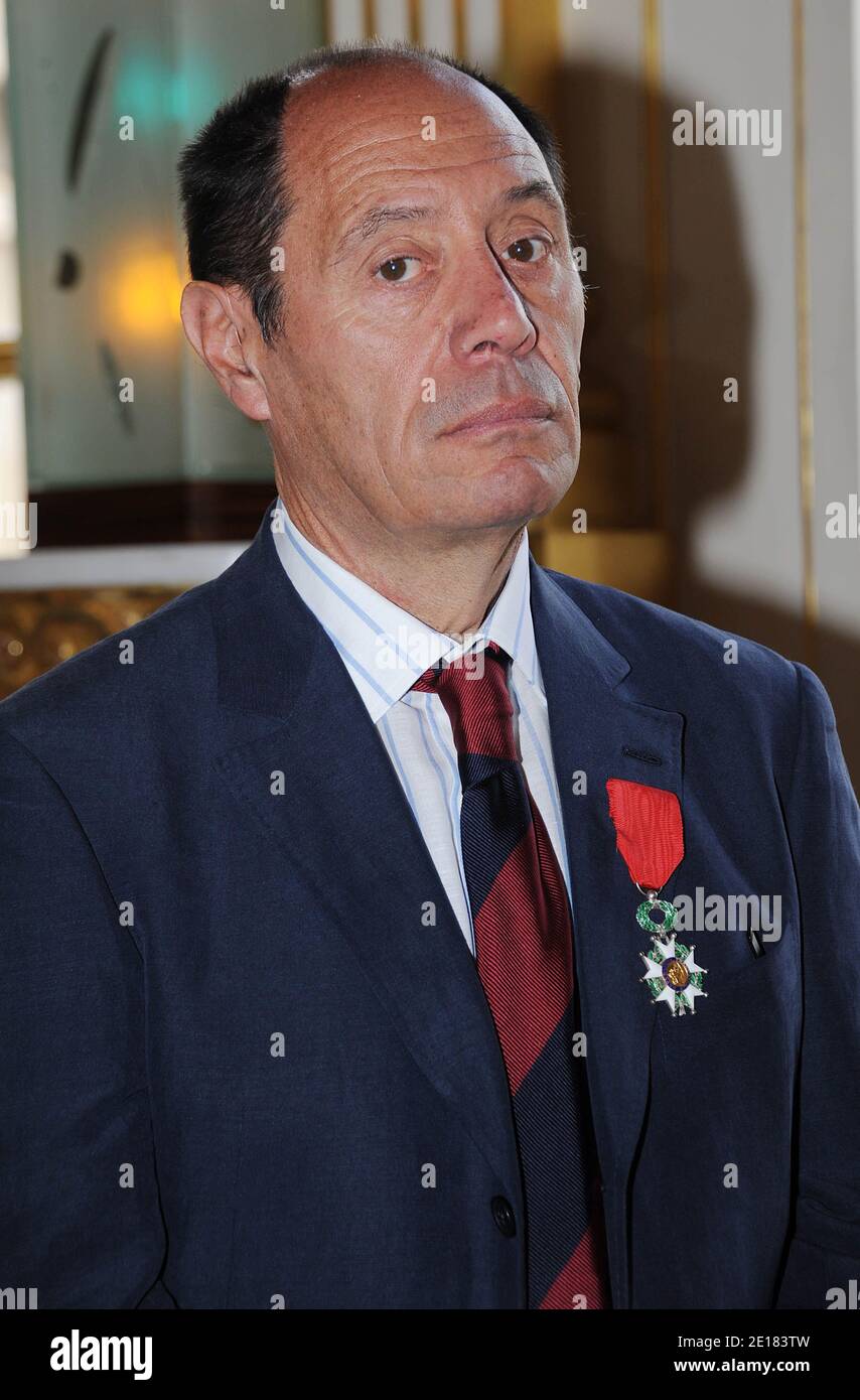 Claude Ruiz-Picasso reçoit la médaille du Chevalier dans l'ordre de la Légion d'honneur par le ministre français de la Culture, Frédéric Mitterrand, lors d'une cérémonie qui s'est tenue au siège du ministère à Paris, en France, le 29 juin 2011. Photo de Giancarlo Gorassini/ABACAPRESS.COM Banque D'Images