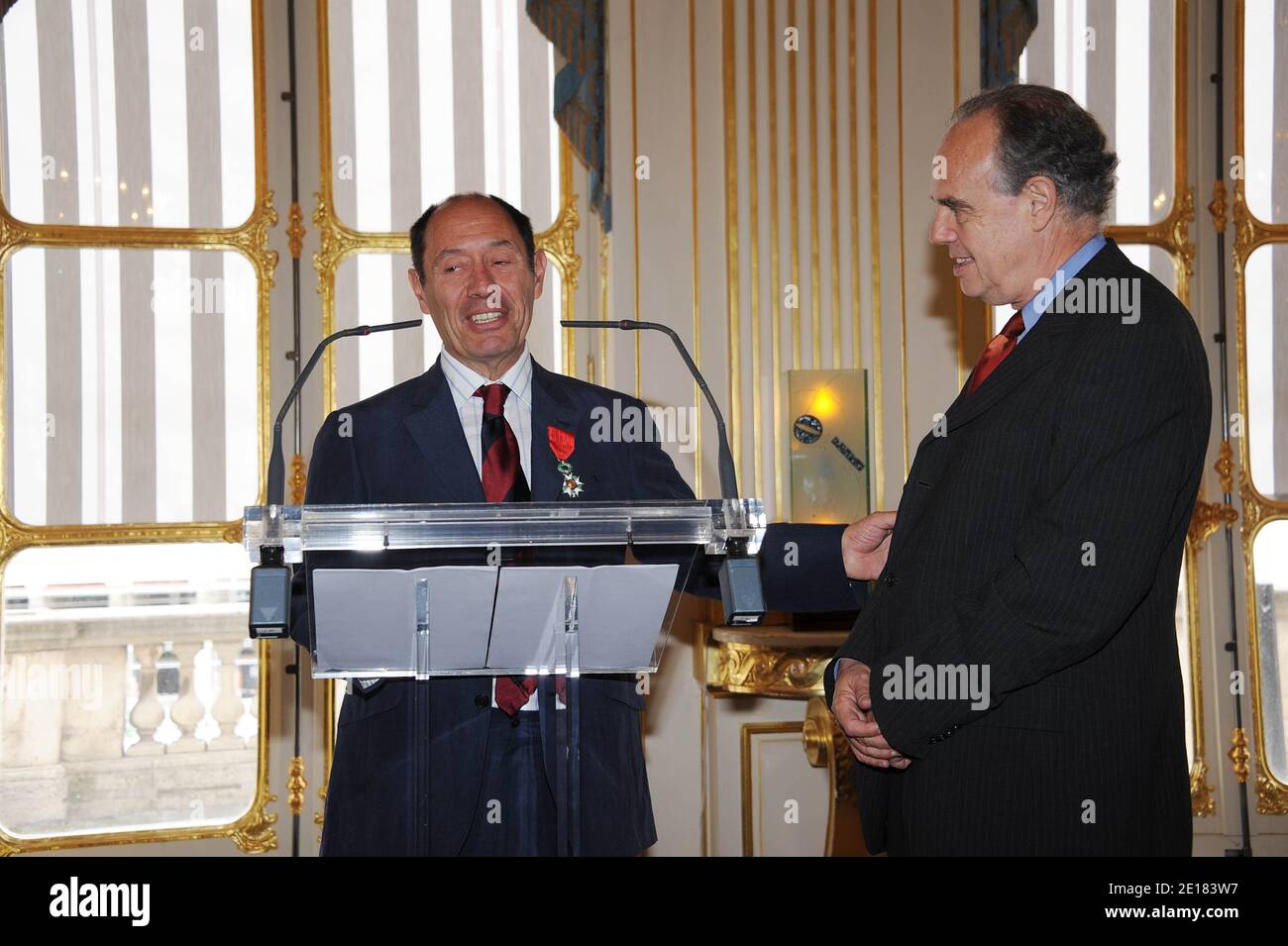 Claude Ruiz-Picasso reçoit la médaille du Chevalier dans l'ordre de la Légion d'honneur par le ministre français de la Culture, Frédéric Mitterrand, lors d'une cérémonie qui s'est tenue au siège du ministère à Paris, en France, le 29 juin 2011. Photo de Giancarlo Gorassini/ABACAPRESS.COM Banque D'Images