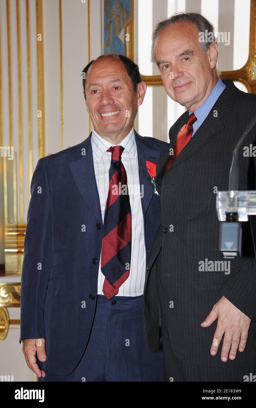 Claude Ruiz-Picasso reçoit la médaille du Chevalier dans l'ordre de la Légion d'honneur par le ministre français de la Culture, Frédéric Mitterrand, lors d'une cérémonie qui s'est tenue au siège du ministère à Paris, en France, le 29 juin 2011. Photo de Giancarlo Gorassini/ABACAPRESS.COM Banque D'Images