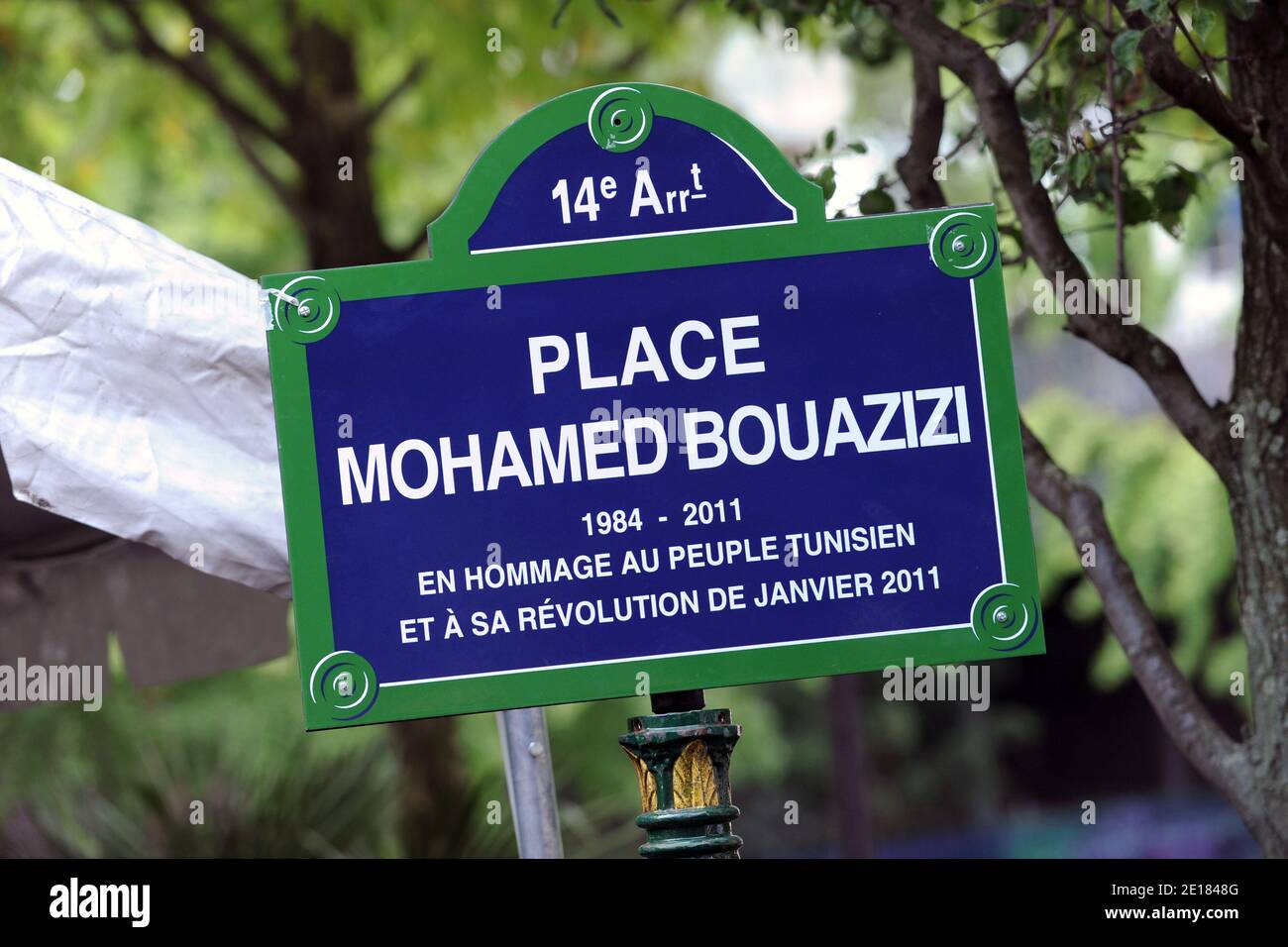 La place Mohamed Bouazizi a été inaugurée à Paris, en France, le 30 juin 2011. Bouazizi est le jeune Tunisien qui s'est mis en feu et a déclenché le soulèvement populaire qui a conduit au départ du président Ben Ali, puis à des révolutions similaires en Égypte, au Yémen, en Libye et en Syrie. Photo par Ammar Abd Rabbo/ABACAPRESS.COM Banque D'Images