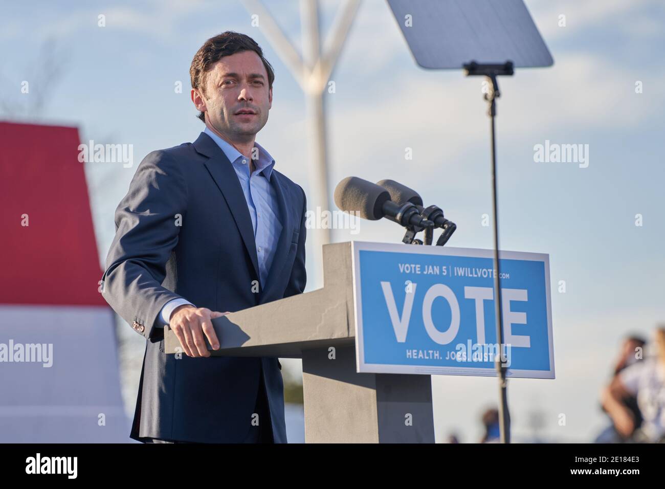 Atlanta, États-Unis. 04e janvier 2021. Jon Ossoff s'adresse à la foule lors d'un rassemblement à la veille de l'élection du Sénat de Géorgie au stade du Centre Parc Credit Union, le 4 janvier 2021 à Atlanta, en Géorgie. Crédit : Sanjeev Singhal/accès aux nouvelles/Alamy Live News Banque D'Images