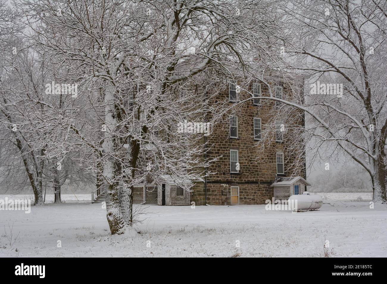 L'ancien hôtel rural de Sulphur-Springs, également connu sous le nom de Spring Valley House, sur une neige brumeuse couverte l'hiver matin. Banque D'Images