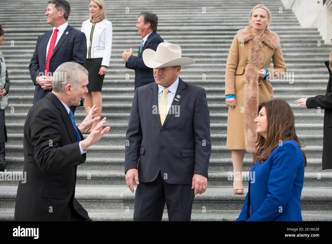 Matt Rosendale, représentant des États-Unis (républicain du Montana en général), à gauche, discute avec le représentant des États-Unis Troy Nehls (républicain du Texas), au centre, Et la Représentante des États-Unis Diana Harshbarger (républicaine du Tennessee), à droite, comme ils se joignent à d'autres nouveaux membres du GOP du Congrès pour une photo de groupe sur les marches East Front du Capitole des États-Unis à Washington, DC, lundi 4 janvier 2021. Crédit : Rod Lamkey/CNP/MediaPunch Banque D'Images