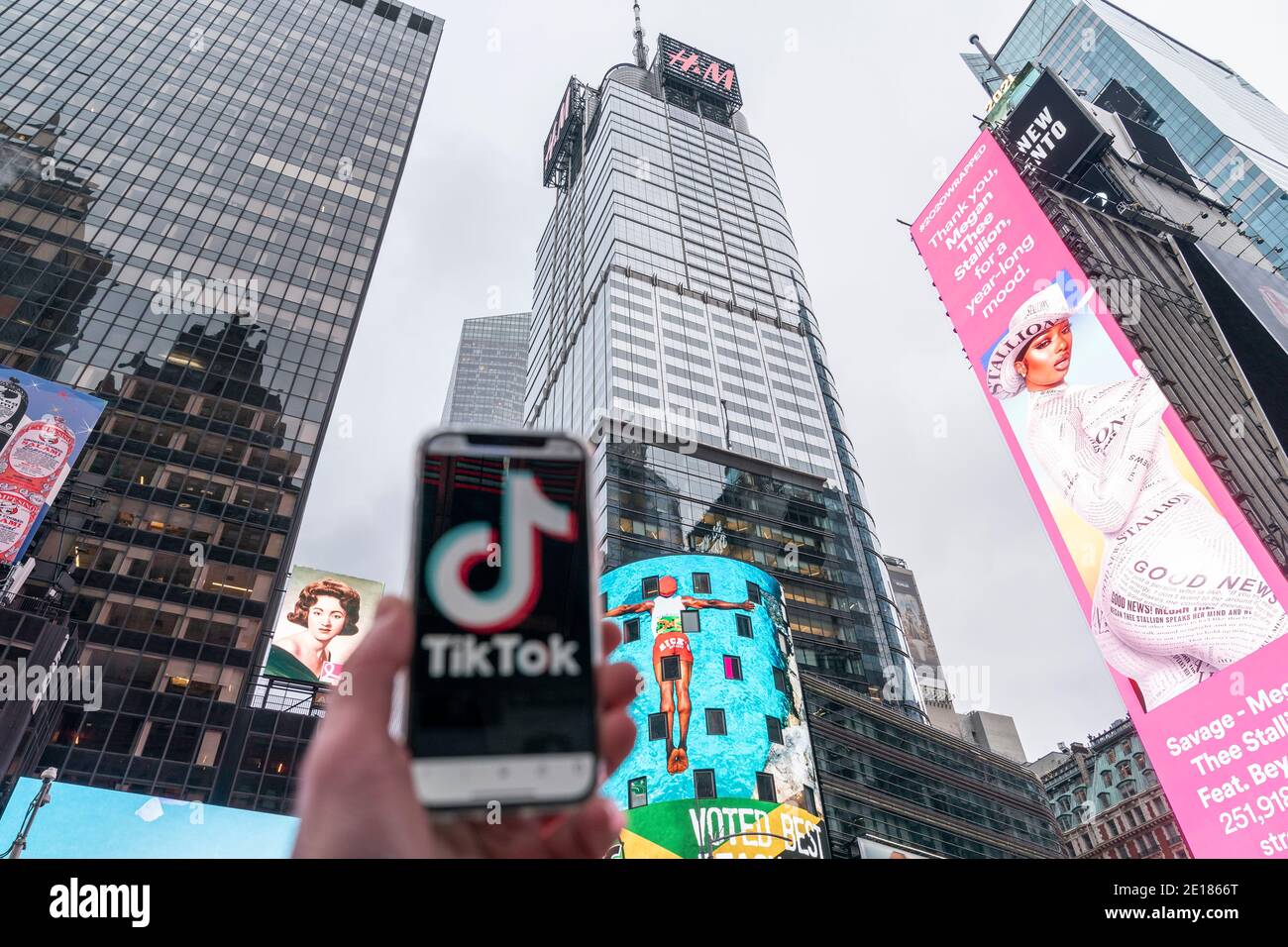 New York, NY - 4 janvier 2021: Bytedance, parent de TikTok, aurait accepté un bail de 10 ans d'espace de bureau au 151 West 42st Street, anciennement 4 Times Square Banque D'Images