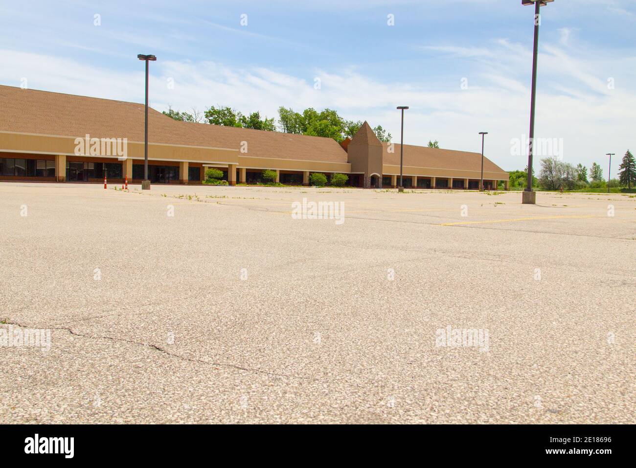 Birch Run, Michigan, États-Unis - 3 juin 2020 : section de magasins d'usine abandonnés fermés et d'un parking vide au centre commercial Birch Run Premium Outlet Banque D'Images
