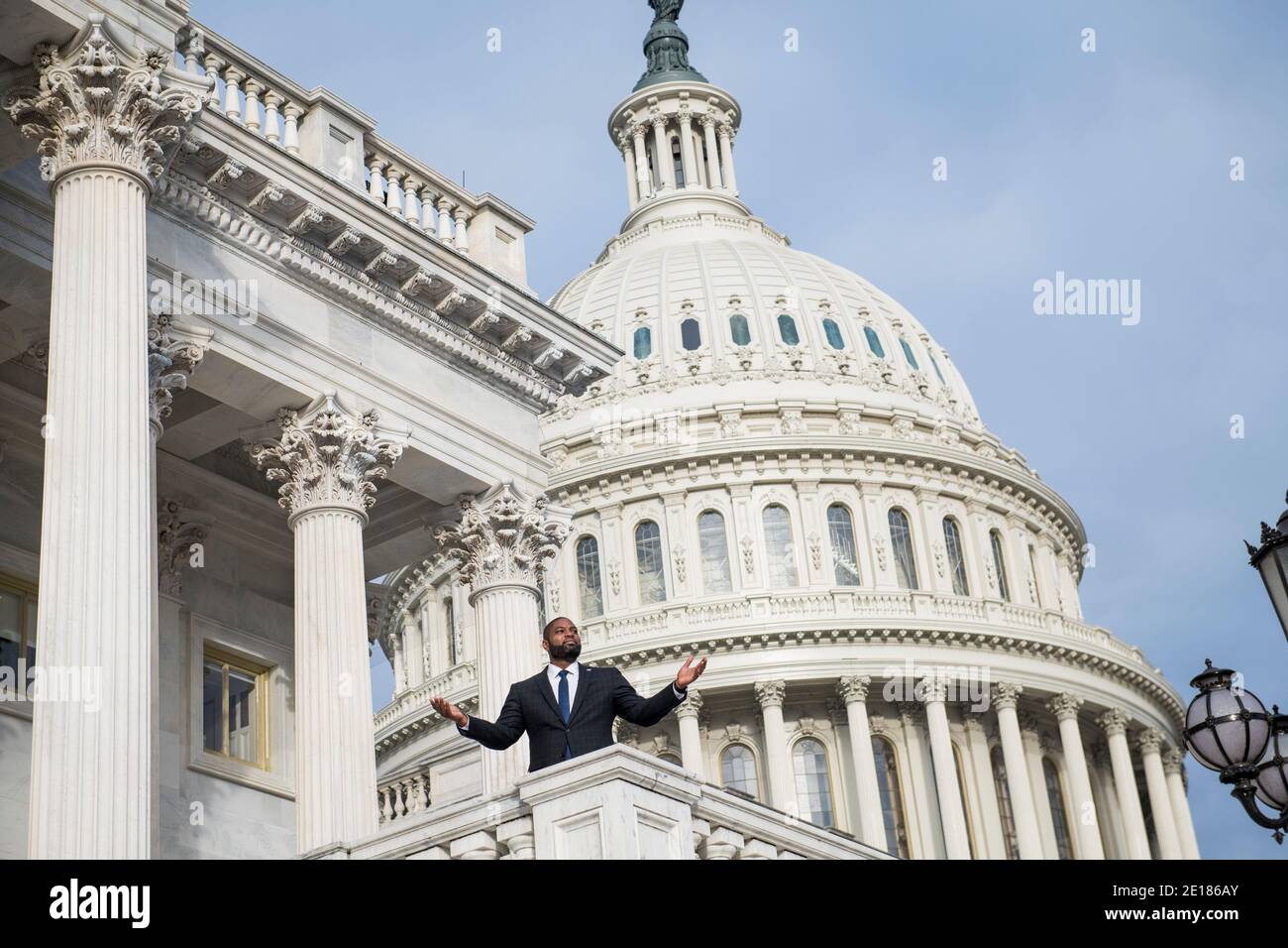 Le représentant des États-Unis, Byron Donalds (républicain de Floride), pose pour une photo personnelle après s'être joint aux autres nouveaux membres du GOP du Congrès pour une photo de groupe officielle sur les marches du Front est du Capitole des États-Unis à Washington, DC, le lundi 4 janvier 2021. Crédit : Rod Lamkey/CNP/MediaPunch Banque D'Images