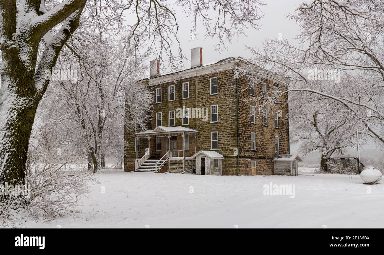 L'ancien hôtel rural de Sulphur-Springs, également connu sous le nom de Spring Valley House, sur une neige brumeuse couverte l'hiver matin. Banque D'Images