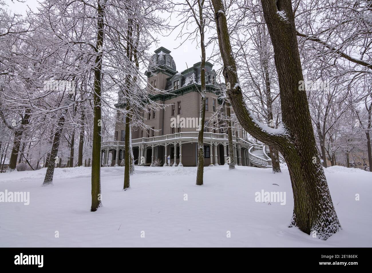 LaSalle, Illinois - États-Unis - 3 janvier 2021 : le manoir Hegeler-Carus dans la neige, le matin d'hiver froid et amer. Banque D'Images