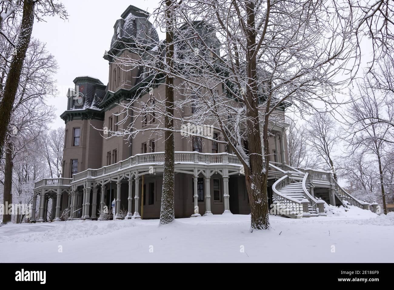 LaSalle, Illinois - États-Unis - 3 janvier 2021 : le manoir Hegeler-Carus dans la neige, le matin d'hiver froid et amer. Banque D'Images