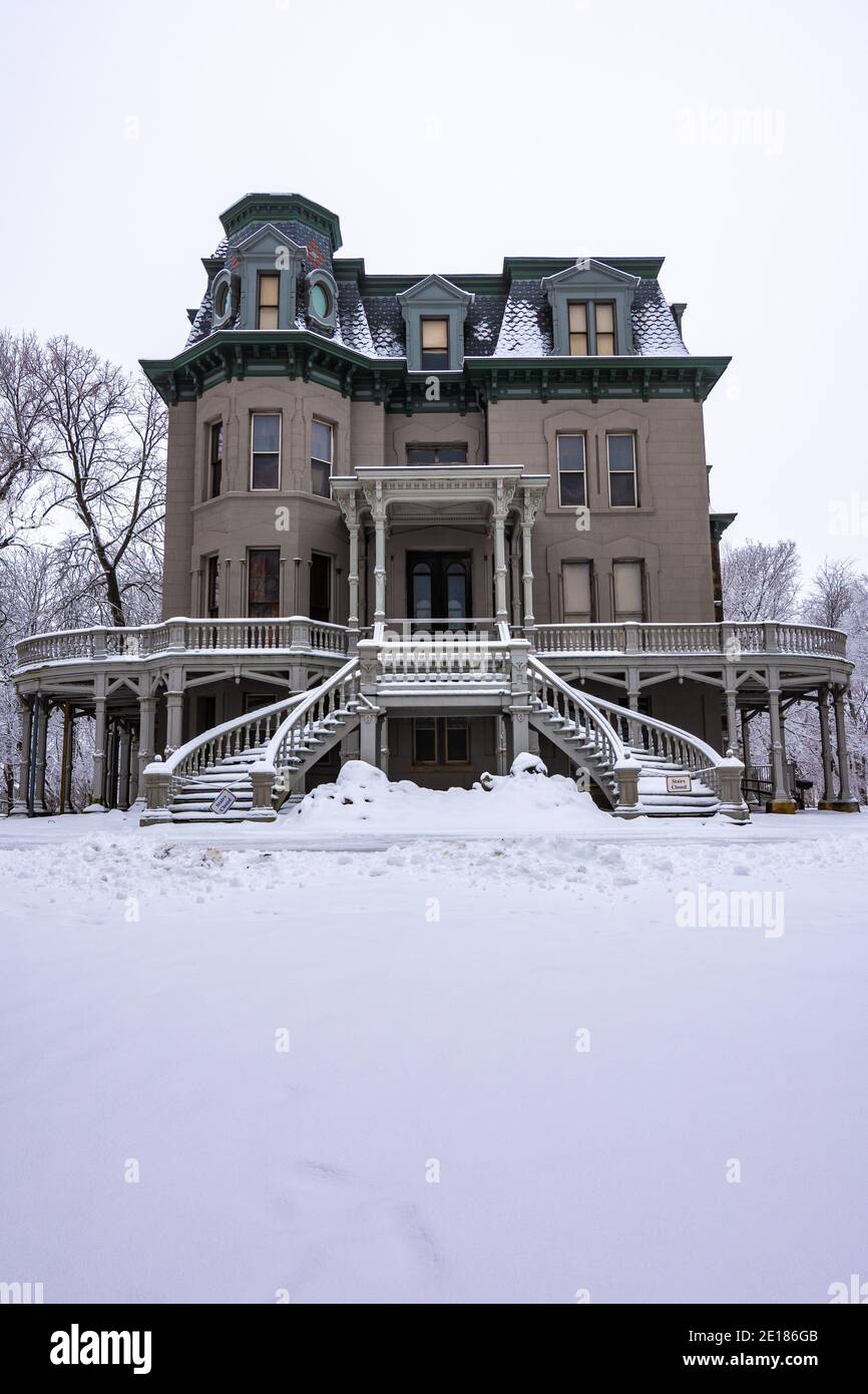 LaSalle, Illinois - États-Unis - 3 janvier 2021 : le manoir Hegeler-Carus dans la neige, le matin d'hiver froid et amer. Banque D'Images