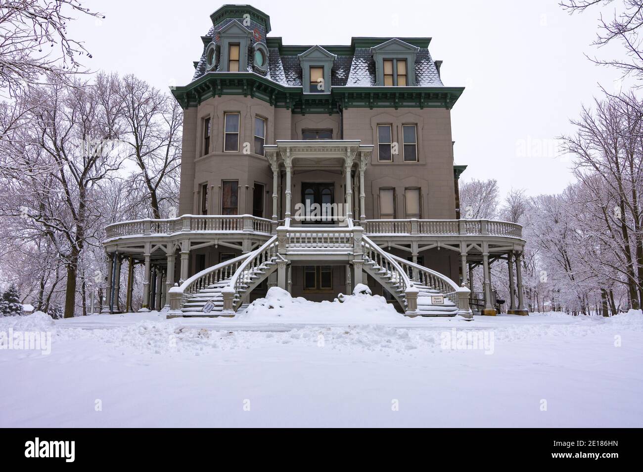 LaSalle, Illinois - États-Unis - 3 janvier 2021 : le manoir Hegeler-Carus dans la neige, le matin d'hiver froid et amer. Banque D'Images