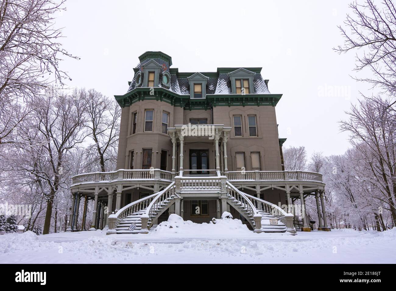 LaSalle, Illinois - États-Unis - 3 janvier 2021 : le manoir Hegeler-Carus dans la neige, le matin d'hiver froid et amer. Banque D'Images